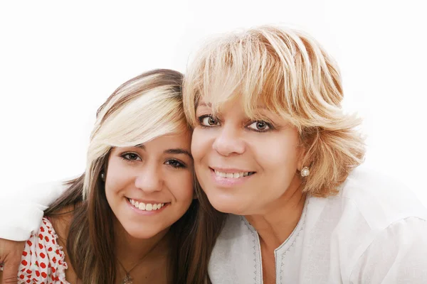 Matka a atraktivní mladá dcera usmívala se spokojeně, při pohledu na — Stock fotografie