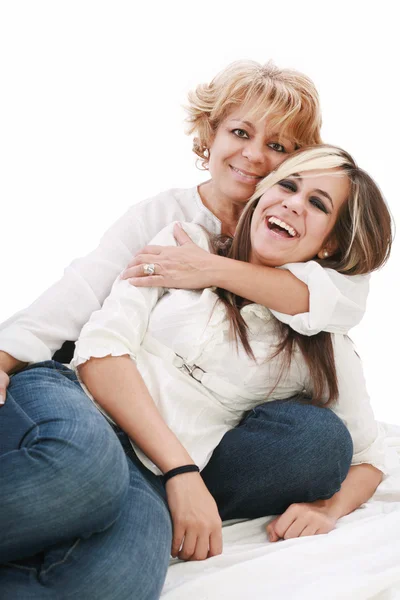 Dcera a matka sedí a směje se na podlaze — Stock fotografie