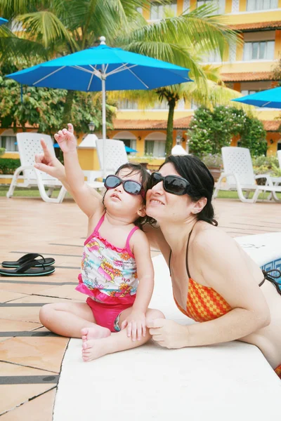 Anne ve kızı havuzda oynarken — Stok fotoğraf