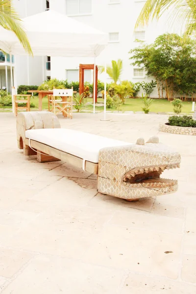 Patio exterior casero con sofá artesanal de madera con un aligátor —  Fotos de Stock