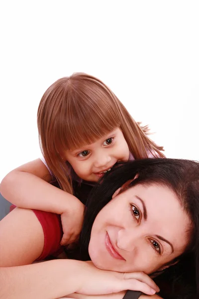 Um retrato de uma mãe e sua menina deitada no chão e — Fotografia de Stock
