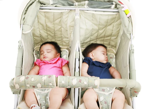 Twins slapen in hun wandelwagen — Stockfoto