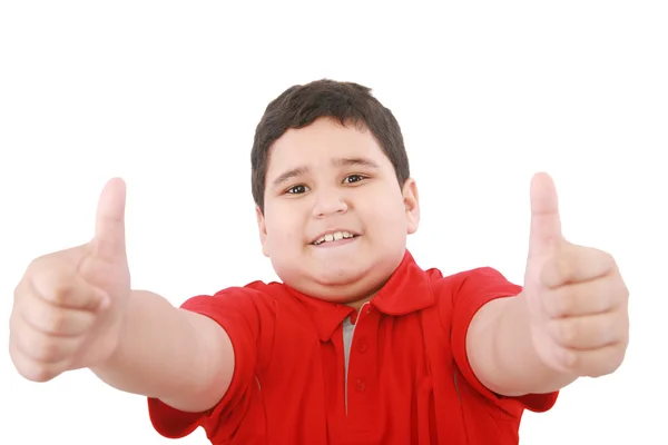 Пальцы вверх показывает счастливый мальчик — стоковое фото