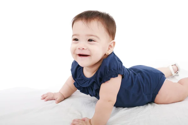Criança pequena bebê sorrindo close-up retrato no fundo branco — Fotografia de Stock