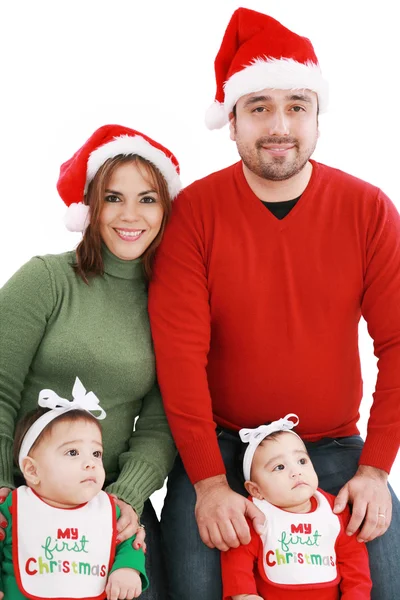 Ευτυχισμένη οικογένεια σε Χριστουγεννιάτικες στολές — Φωτογραφία Αρχείου