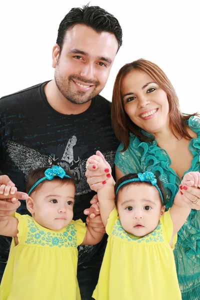 Ung familj med tvillingflickor — Stockfoto