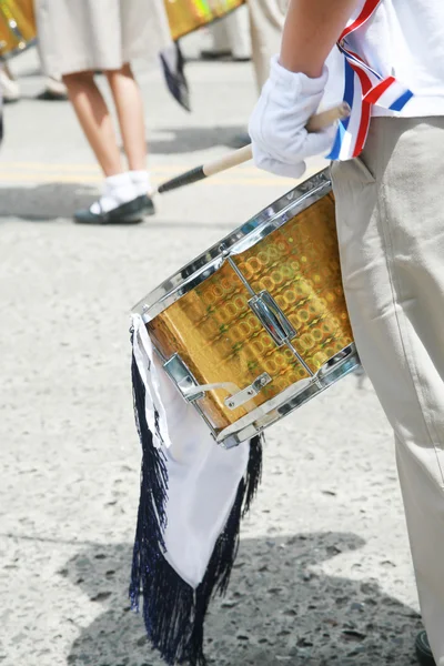 Schlagzeuger spielt Snare Drums in der Parade, Kopierraum, vertikal — Stockfoto