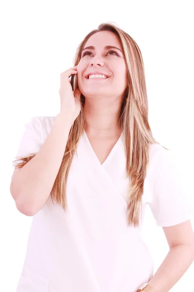 Медицинский работник разговаривает по мобильному телефону — стоковое фото