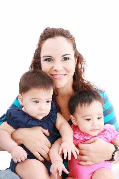 白い背景に二人の赤ん坊を持つ幸せな若い母親. — ストック写真