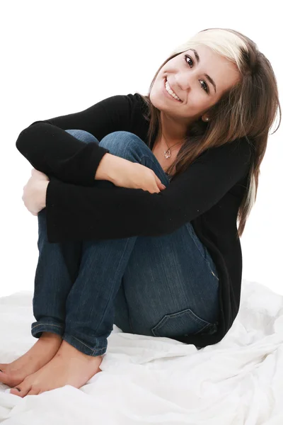 Menina adolescente atraente senta-se twining braços sobre pernas — Fotografia de Stock