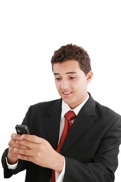 Ein hübscher junger Geschäftsmann, der auf seinem Handy SMS schreibt — Stockfoto