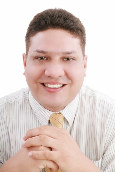 Homem caucasiano com as mãos dobradas na frente sorrindo para o espectador . — Fotografia de Stock