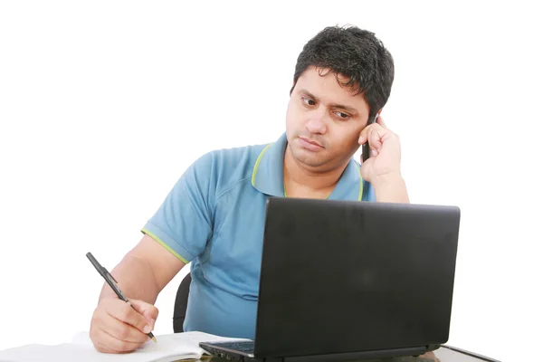 Άνθρωπος με κινητό τηλέφωνο και το lap-top, που απομονώνονται σε λευκό — Φωτογραφία Αρχείου