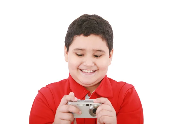 Liten pojke med digital kamera på vit bakgrund — Stockfoto