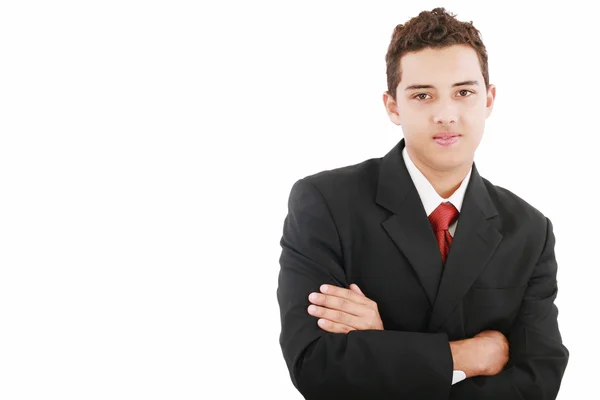 Молодий бізнесмен стоїть біля стіни з схрещеними руками — стокове фото