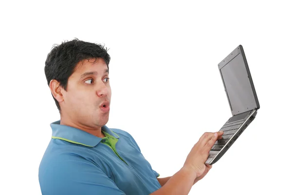 Jovem de pé, segurando um computador portátil, trabalhando, olhando — Fotografia de Stock