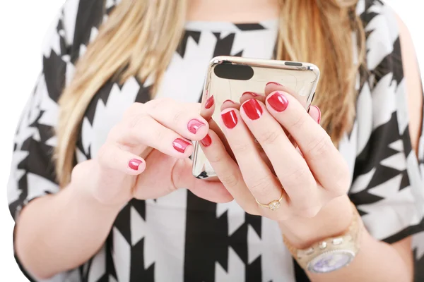 Zavřete záběr ruky žena držení mobilního telefonu, psaní sms — Stock fotografie