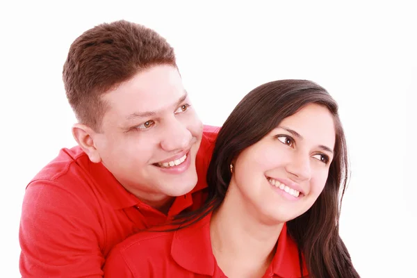 Porträt eines glücklichen Paares, das sich umarmt und wegsieht - — Stockfoto