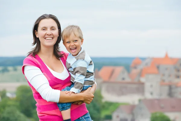 Giovani viaggiatori. Giovane madre con il figlio in un tour dei castelli medievali europei — Foto Stock