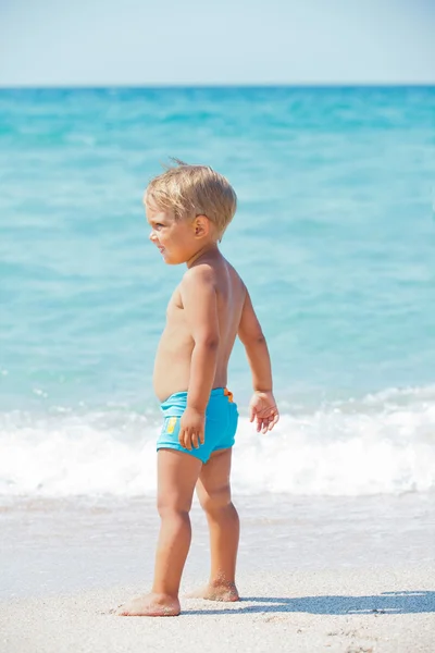 Küçük bir çocuk ve mavi deniz — Stok fotoğraf