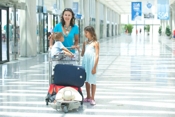 Μαμά και παιδί στο αεροδρόμιο — Φωτογραφία Αρχείου