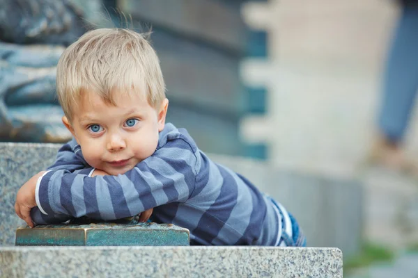 Lachende drie-jarige jongen clouse-up portret — Stockfoto