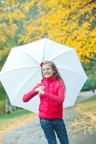Χαριτωμένο κορίτσι με λευκή ομπρέλα περπάτημα — Φωτογραφία Αρχείου