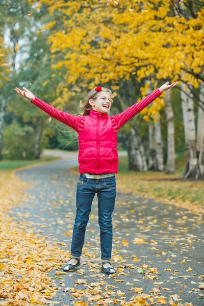 Χαριτωμένο κορίτσι περπάτημα στο πάρκο φθινόπωρο — Φωτογραφία Αρχείου