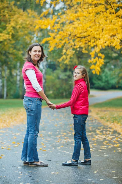 공원에서 산책 그녀의 어머니와 함께 귀여운 여자 — 스톡 사진
