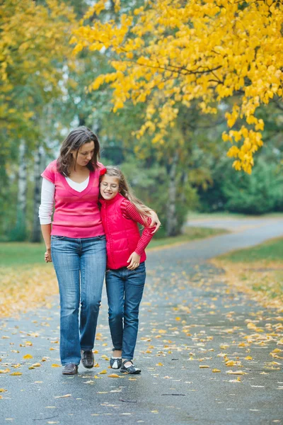 Söt flicka med sin mamma promenader i parken — Stockfoto