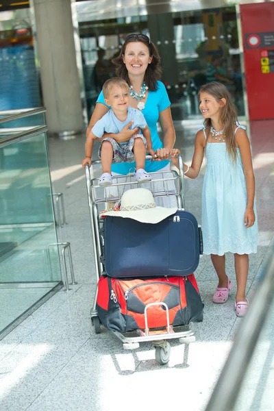 Anya és a gyermek a repülőtéren — Stock Fotó