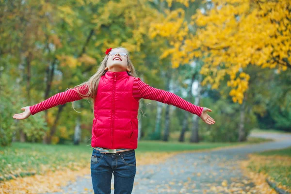 Menina bonito andando no parque de outono — Fotografia de Stock