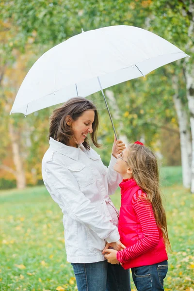 Roztomilá dívka s její matkou, procházky v parku — Stock fotografie