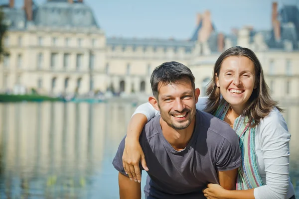 Fiatal pár a fontainebleau-i járás — Stock Fotó