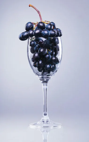 Wineglass and grape — Stock Photo, Image