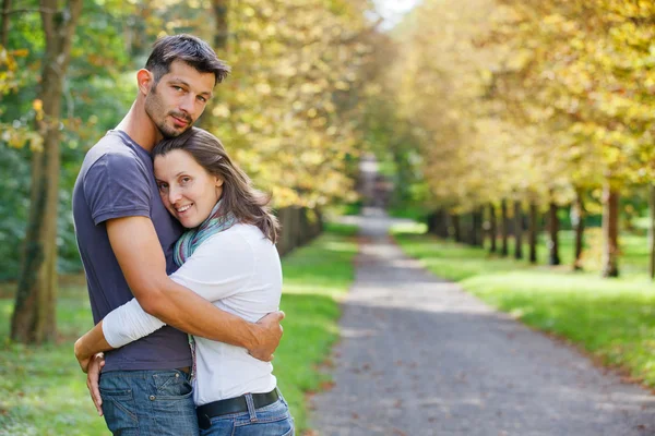 在秋天公园散步的年轻夫妇 — 图库照片