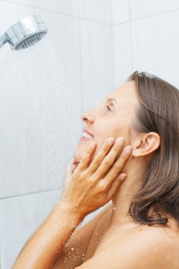 güzel bir kadın duş