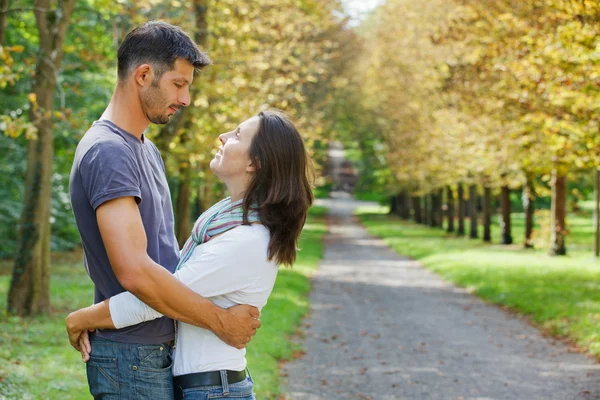 在秋天公园散步的年轻夫妇 — 图库照片