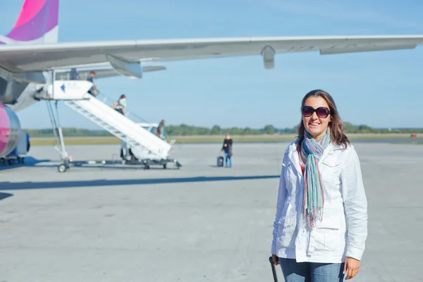 Beautiful woman tourist prepared to fly — Stock Photo, Image