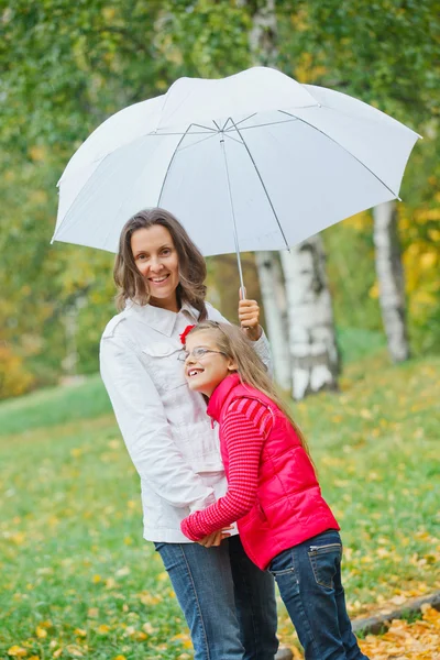 可爱的女孩和她的母亲在公园散步 — 图库照片