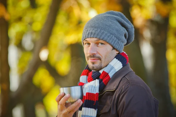 Άνθρωπος πίνει τσάι στο πάρκο φθινόπωρο — Φωτογραφία Αρχείου