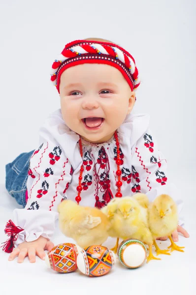 Liten flicka med påskägg och baby kycklingar — Stockfoto