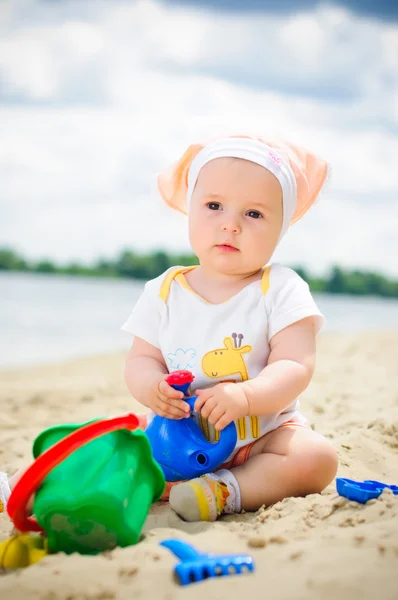 Μικρό χαριτωμένο κορίτσι στην παραλία — Φωτογραφία Αρχείου
