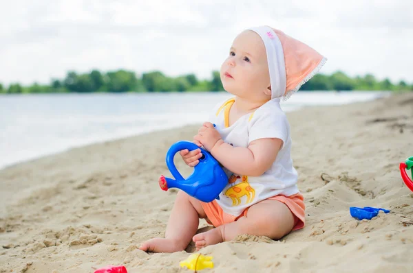 Klein schattig meisje op het strand — Stockfoto