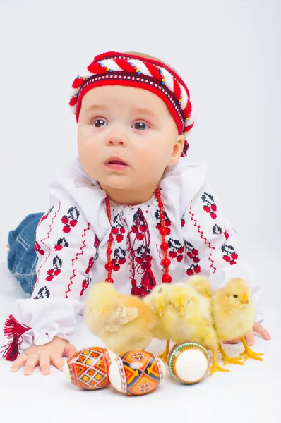 Holčička s velikonoční vajíčka a baby kuřata — Stock fotografie