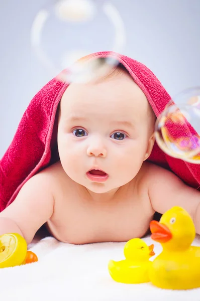 ゴム製のアヒルを呈する乳児 — ストック写真