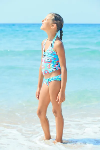 Милая девушка на пляже — стоковое фото