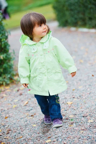 Bambina nel parco verde a piedi . — Foto Stock