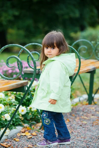Bambina nel parco verde a piedi . — Foto Stock