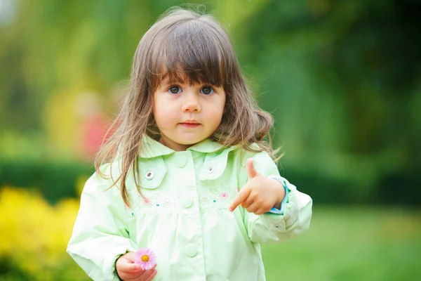 Klein meisje in het groen wandelen park. — Stockfoto